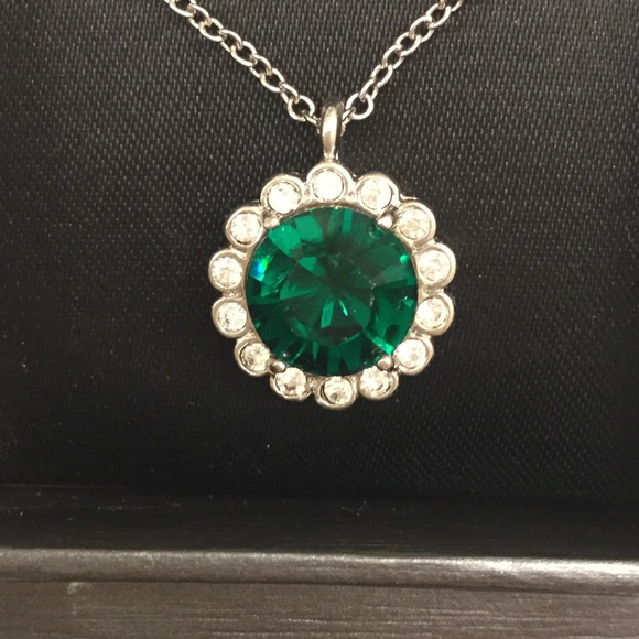 NWT stunning emerald solitaire necklace - Picture 2 of 4